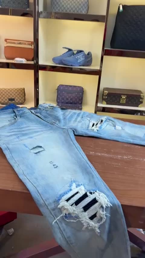 Levis Distressed 501 video preview