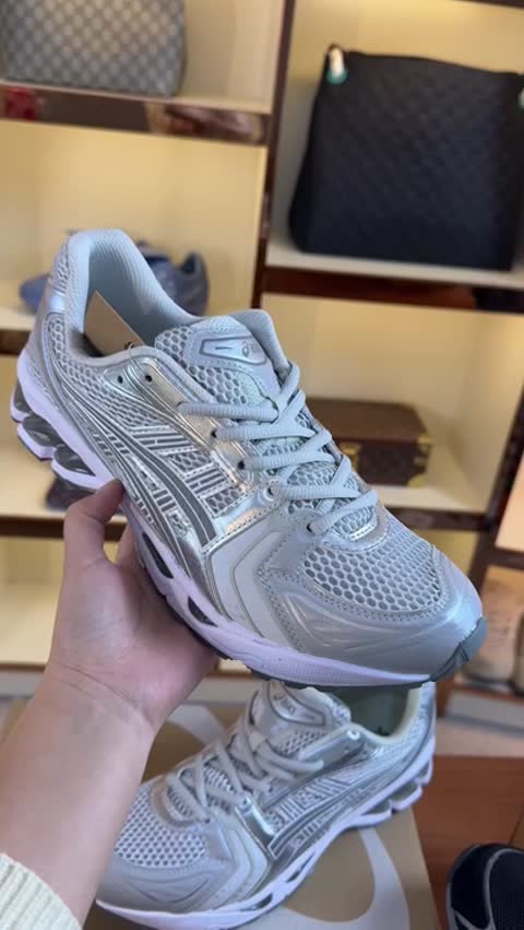 New Balance Skechers Go Walk 5 video preview